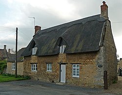 Thatched cottage - geograph.org.uk - 1258604.jpg