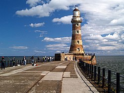Roker North pier lighthouse. - geograph.org.uk - 496521.jpg
