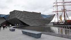 The RRS Discovery & the V&A Museum, Dundee.jpg