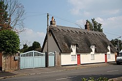 Thatched cottages in Tempsford - geograph.org.uk - 1384001.jpg