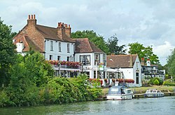 The Swan Inn at Staines (geograph 3594239).jpg