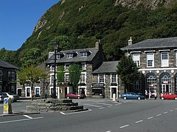 The Square At Tremadog - geograph.org.uk - 683693.jpg