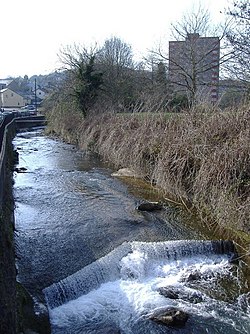 Weir, on the Afon Lwyd, Pontnewynydd - geograph.org.uk - 399123.jpg