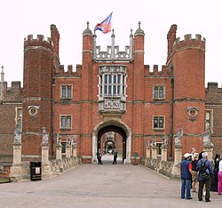 Hampton Court Great Gatehouse.jpg