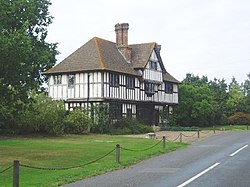 Crowhurst Manor - Gate House - geograph.org.uk - 55659.jpg