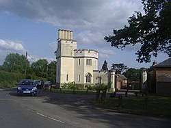 Gatehouse on Nettleden Road, Ringshall (geograph 2416504).jpg