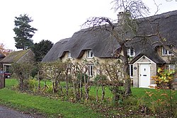 Thatched cottages at Sarsden - geograph.org.uk - 280102.jpg