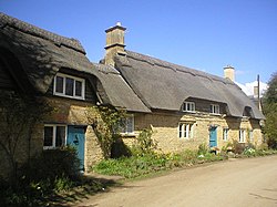 Thatched cottages, Hidcote Bartrim - geograph.org.uk - 138687.jpg