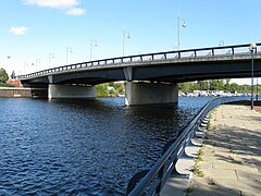 Princess of Wales Bridge from south bank upriver.jpg