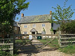 Tut Hill Farmhouse - geograph.org.uk - 420867.jpg