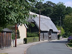 Thatched barn in High Street - geograph.org.uk - 896411.jpg
