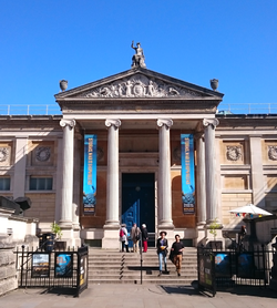 Ashmolean Museum Entrance May 2016.png