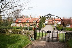 Churchyard gates - geograph.org.uk - 789891.jpg
