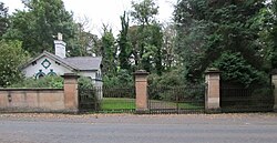 The main gate and principal lodge of Dundarave House, Bushmills (geograph 3700658).jpg