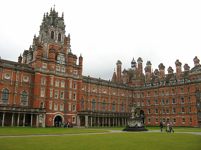 File:Founder's Building, Royal Holloway, south quad.jpg - 800px FounDer's BuilDing%2C Royal Holloway%2C South QuaD